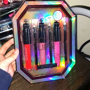 Paris Hilton royal lip set